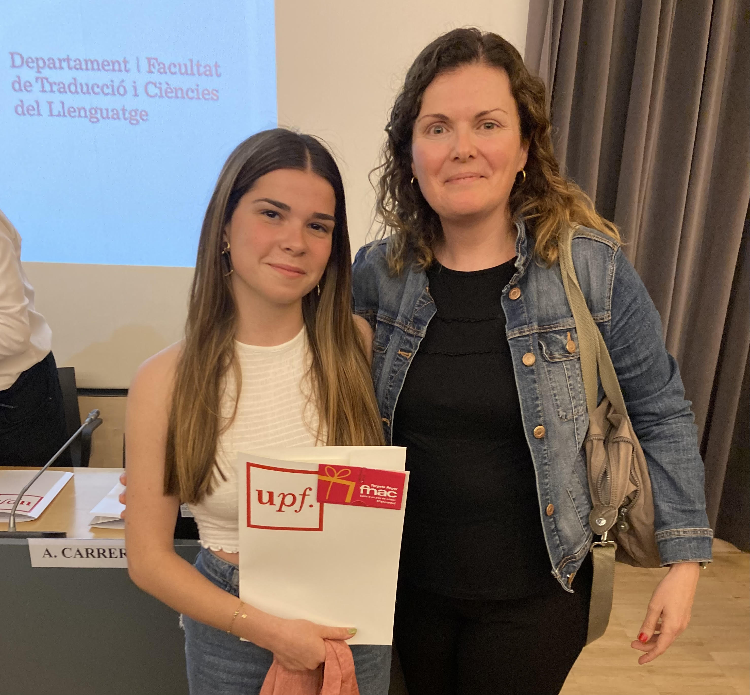 L’alumna Lourdes Ferreres Centelles, premiada amb la Menció Especial del Premi UPF al Millor Treball de Recerca en l’Àmbit de Llengües i el Llenguatge.